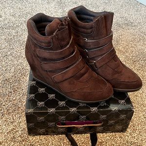 Bubble Wedge Ankle Boots - 8